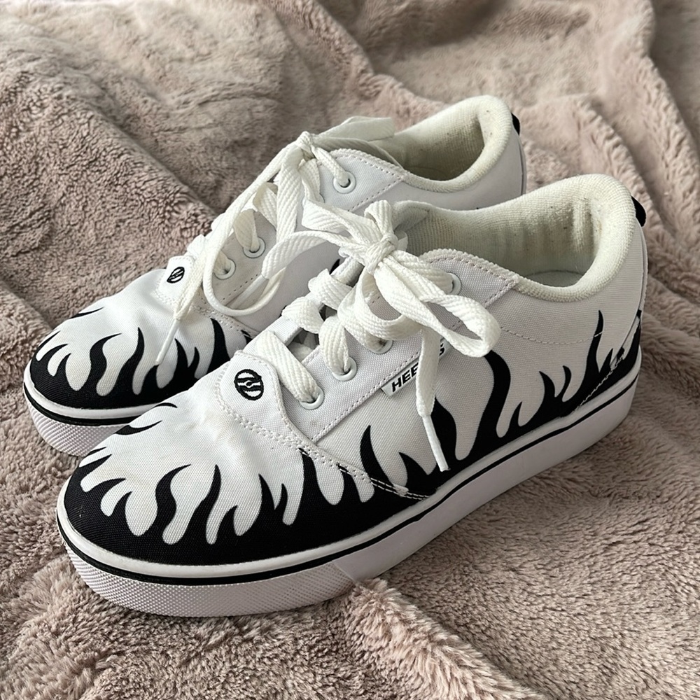 Heely’s Youth sz 5 white black flame wheeled sneakers EUC